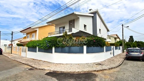 Moradia T4 para Venda em São Domingos de Rana