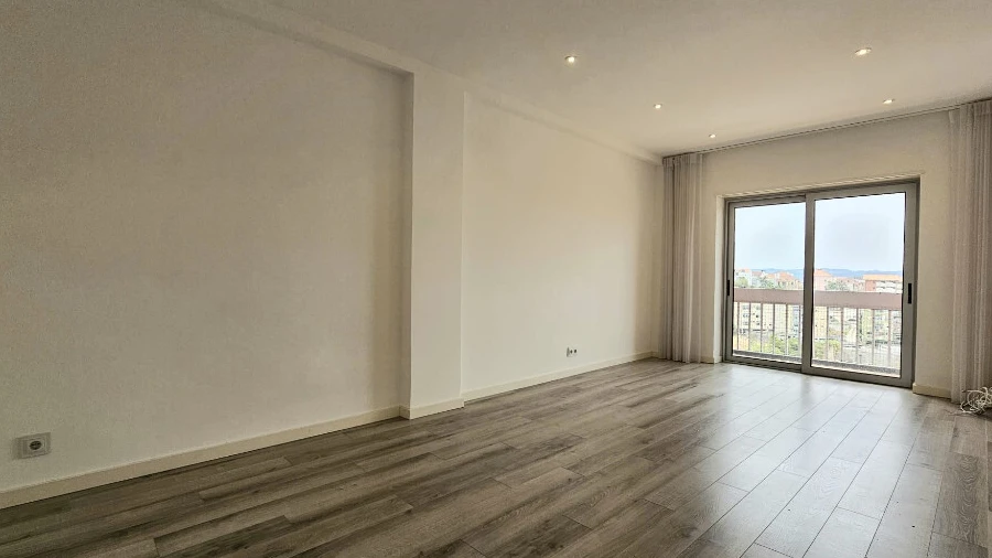 Apartamento T2 para Arrendamento em Santo Antonio dos Olivais
