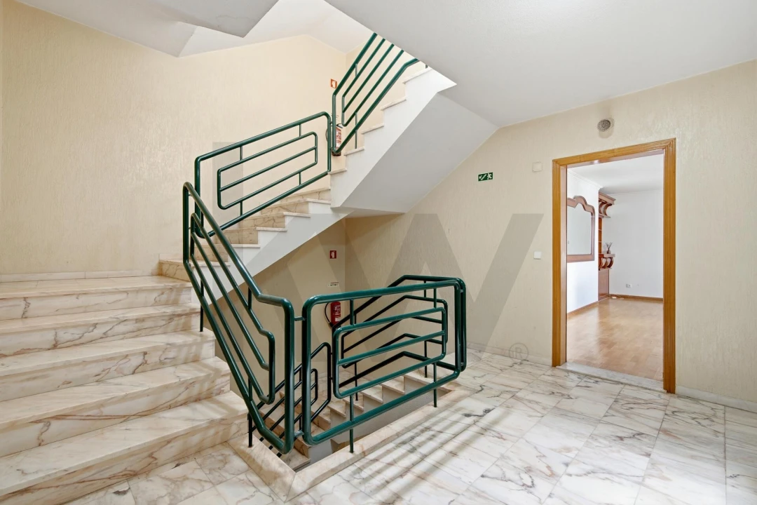 Apartamento T3 para Venda em Carcavelos e Parede Foto 35