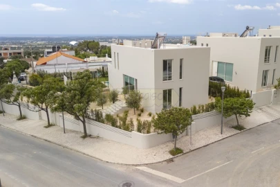 Moradia T3 para Venda em Santa Barbara de Nexe