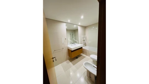 Apartamento T4 para Arrendamento em Santa Marinha e São Pedro da Afurada