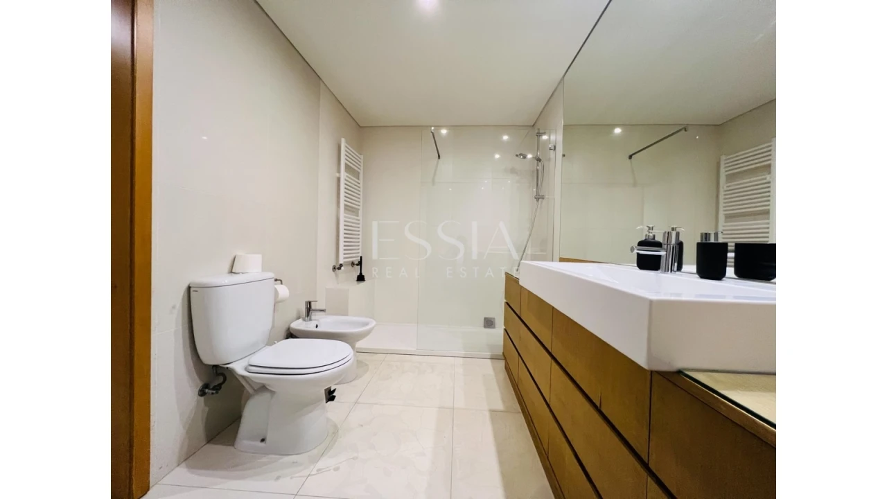 Apartamento T4 para Arrendamento em Santa Marinha e São Pedro da Afurada Foto 16