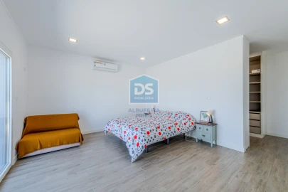 Moradia T4 para Venda em Santa Barbara de Nexe