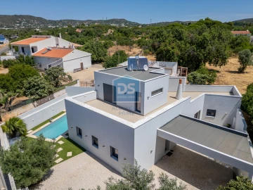 Moradia T4 para Venda em Santa Barbara de Nexe