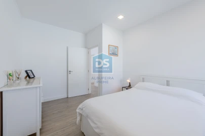 Moradia T4 para Venda em Santa Barbara de Nexe