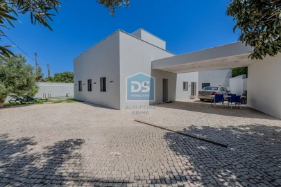 Moradia T4 para Venda em Santa Barbara de Nexe