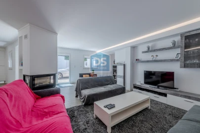 Moradia T4 para Venda em Santa Barbara de Nexe