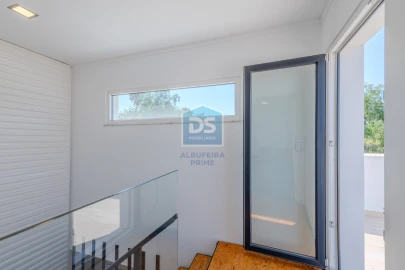 Moradia T4 para Venda em Santa Barbara de Nexe