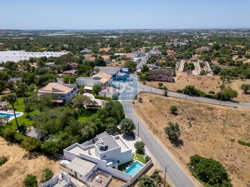 Moradia T4 para Venda em Santa Barbara de Nexe