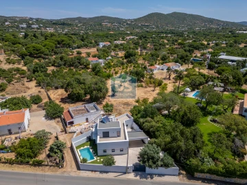 Moradia T4 para Venda em Santa Barbara de Nexe