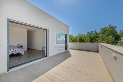 Moradia T4 para Venda em Santa Barbara de Nexe