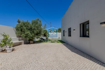 Moradia T4 para Venda em Santa Barbara de Nexe