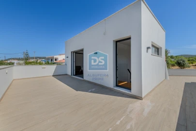 Moradia T4 para Venda em Santa Barbara de Nexe