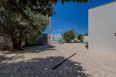 Moradia T4 para Venda em Santa Barbara de Nexe