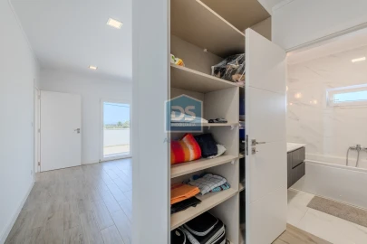 Moradia T4 para Venda em Santa Barbara de Nexe