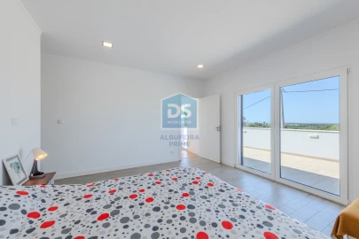 Moradia T4 para Venda em Santa Barbara de Nexe