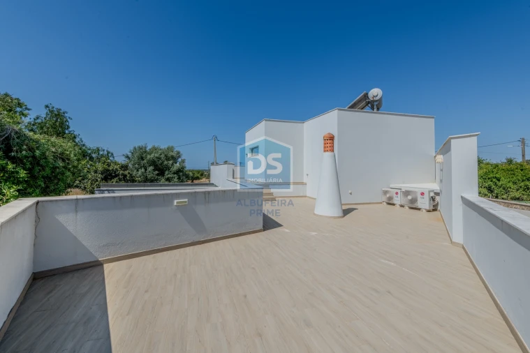 Moradia T4 para Venda em Santa Barbara de Nexe Foto 27