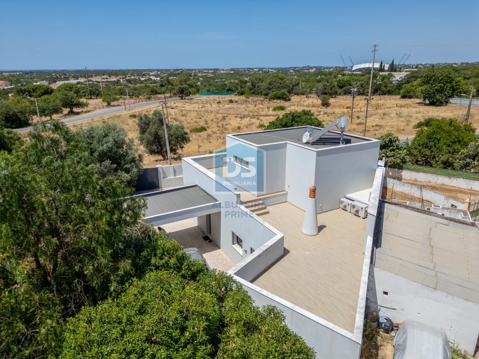 Moradia T4 para Venda em Santa Barbara de Nexe Foto 4