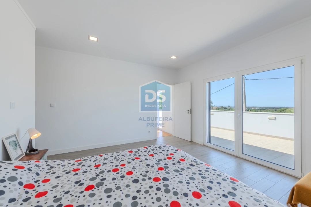 Moradia T4 para Venda em Santa Barbara de Nexe Foto 18