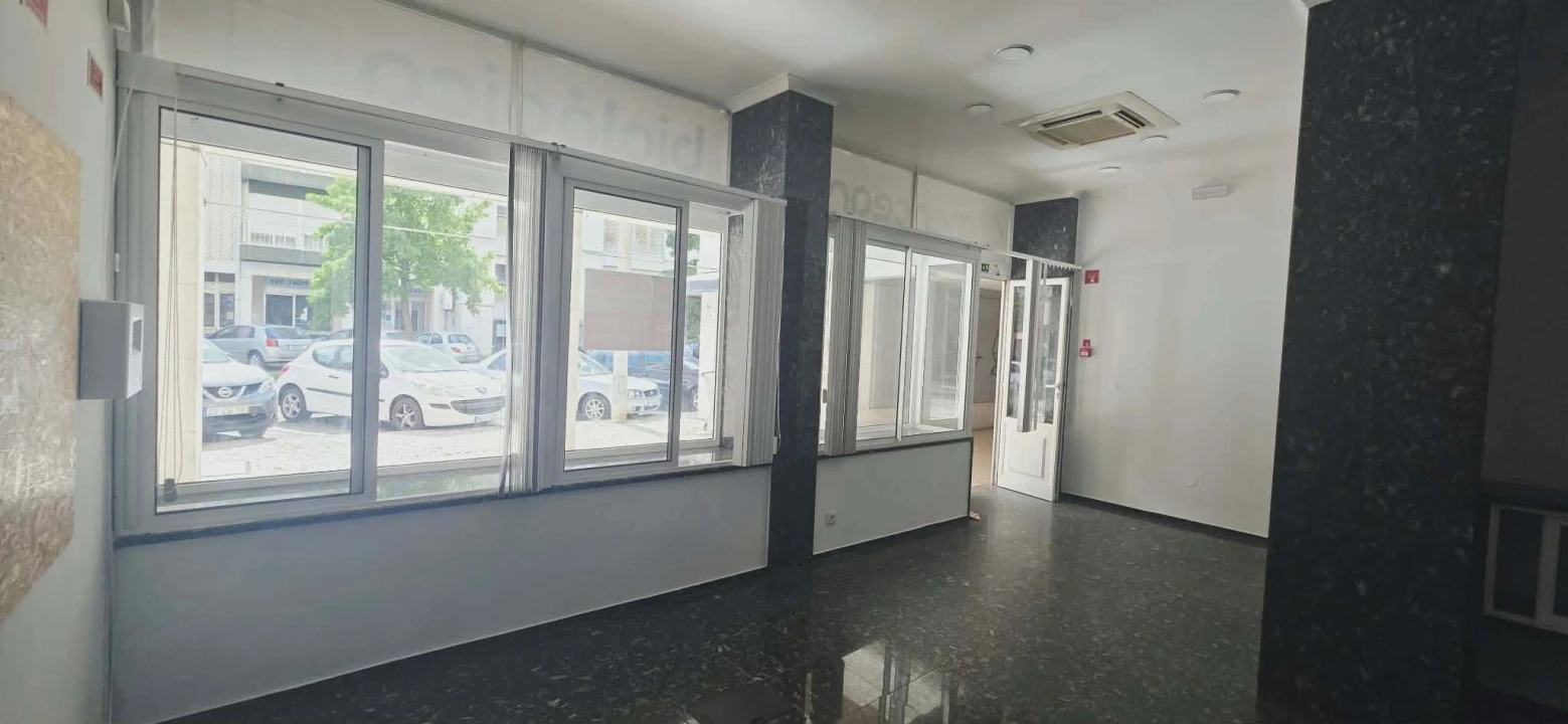 Loja para Arrendamento em São João Baptista e Santa Maria dos Olivais Foto 3