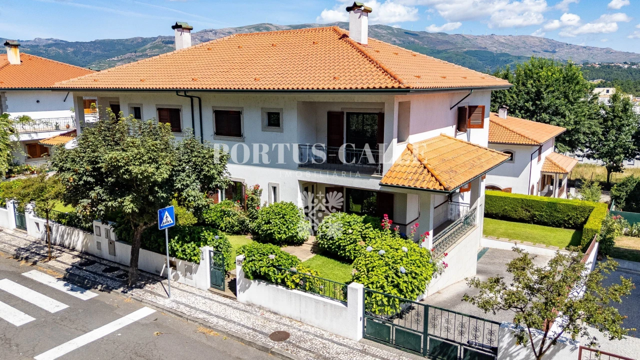 Moradia T5 para Venda em Mateus Foto 1