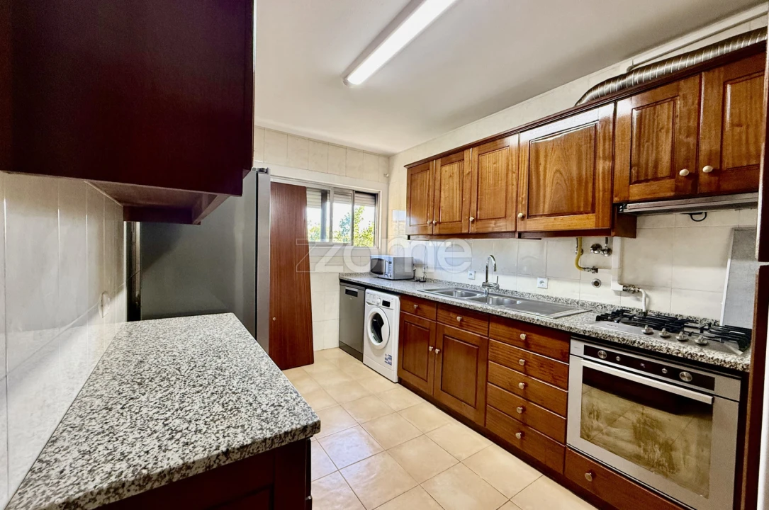 Apartamento T4 para Arrendamento em Avenidas Novas Foto 6