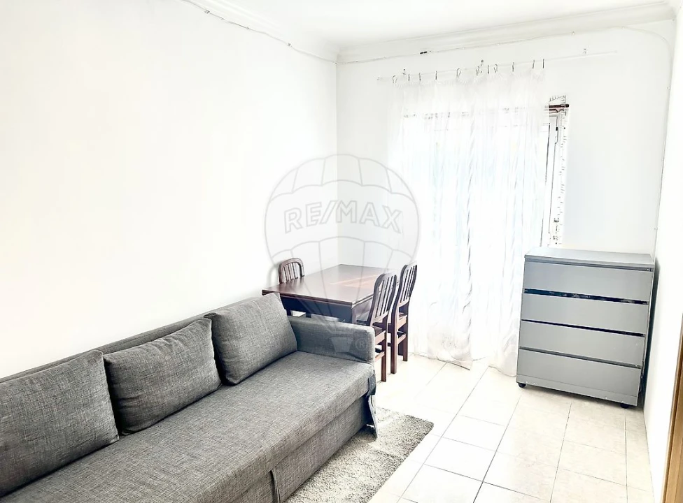 Apartamento T2 para Arrendamento em Mina de Água Foto 4