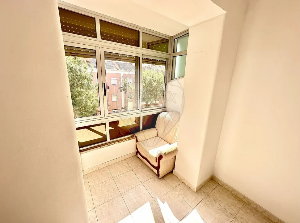 Apartamento T2 para Arrendamento em Mina de Água Foto 14