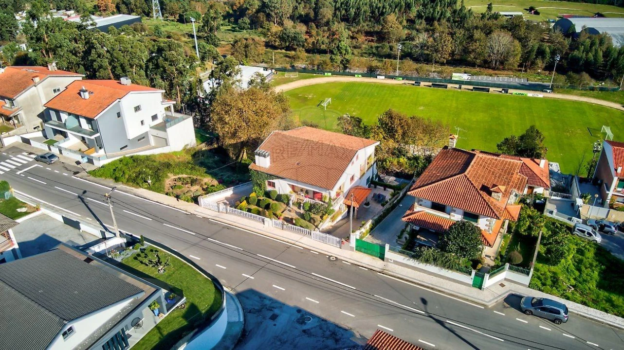 Moradia T8 para Venda em Vila Verde e Barbudo Foto 4