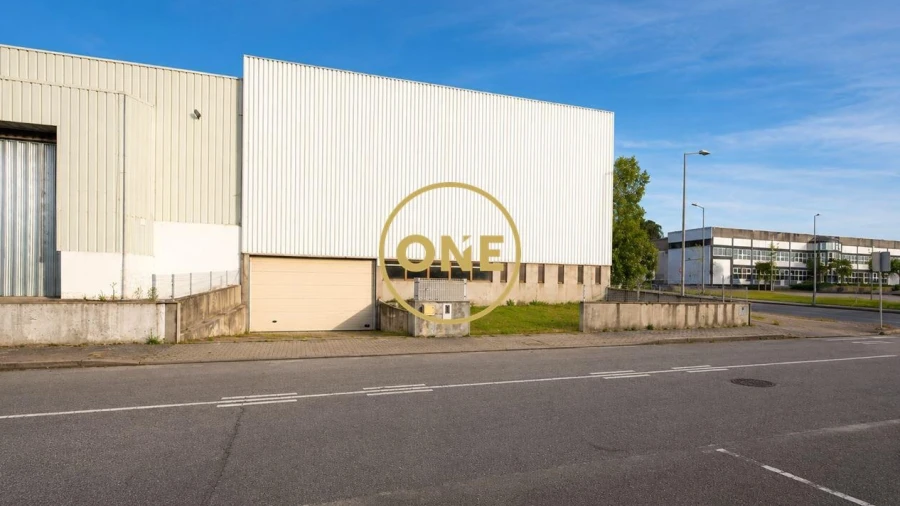 Armazém para Arrendamento em Santo Tirso, Couto (Santa Cristina e São Miguel) e Burgães