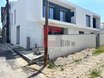 Moradia T3 para Venda em Ferreiros e Gondizalves