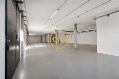 Armazém para Arrendamento em Santo Tirso, Couto (Santa Cristina e São Miguel) e Burgães