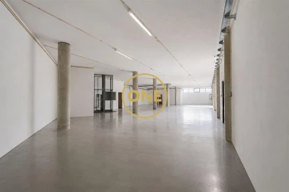 Armazém para Arrendamento em Santo Tirso, Couto (Santa Cristina e São Miguel) e Burgães