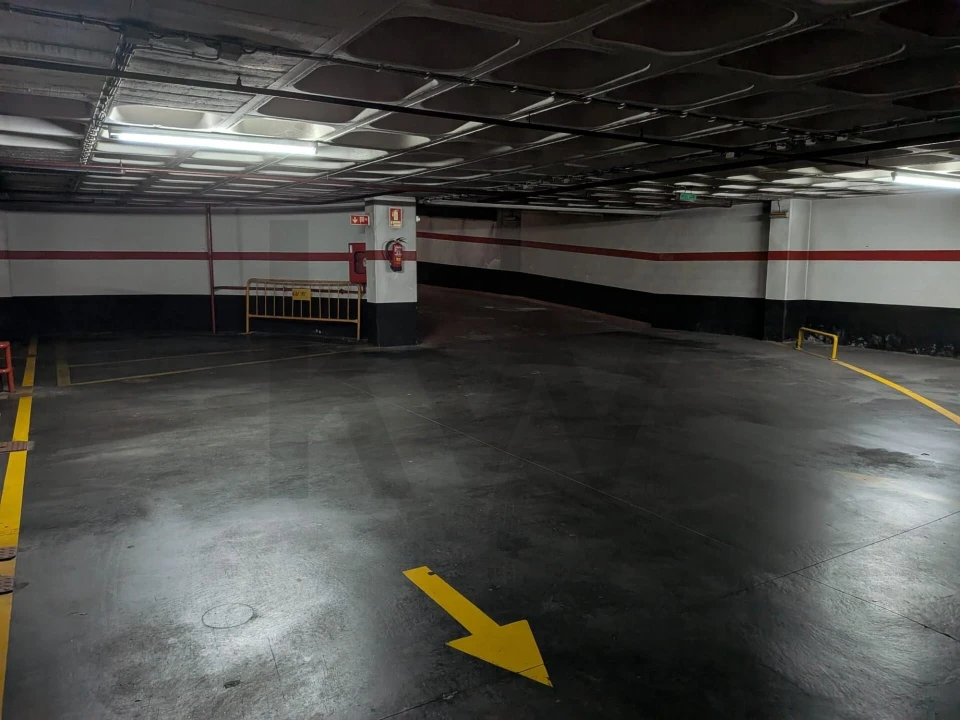 Garagem para Arrendamento em Avenidas Novas Foto 4