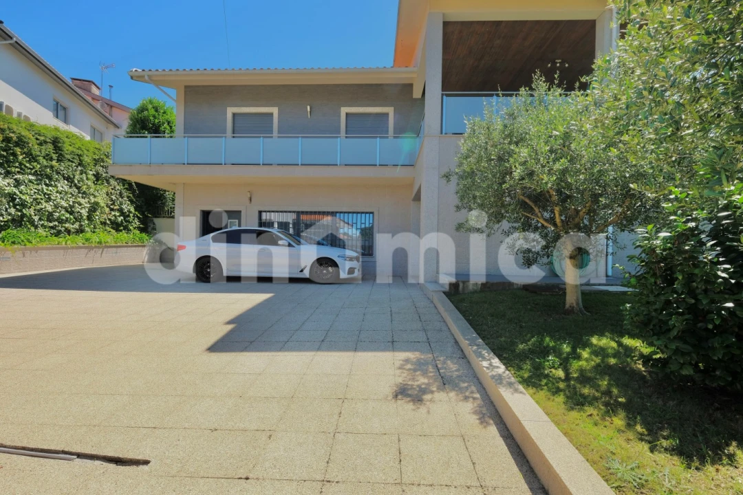 Moradia T5 para Venda em Antas e Abade de Vermoim Foto 4