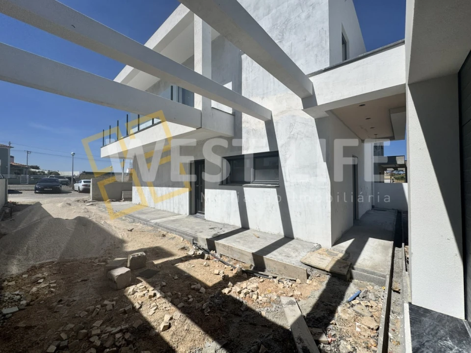Moradia T3 para Venda em Encarnação Foto 3