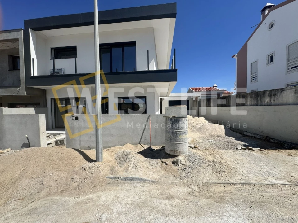 Moradia T3 para Venda em Encarnação Foto 1