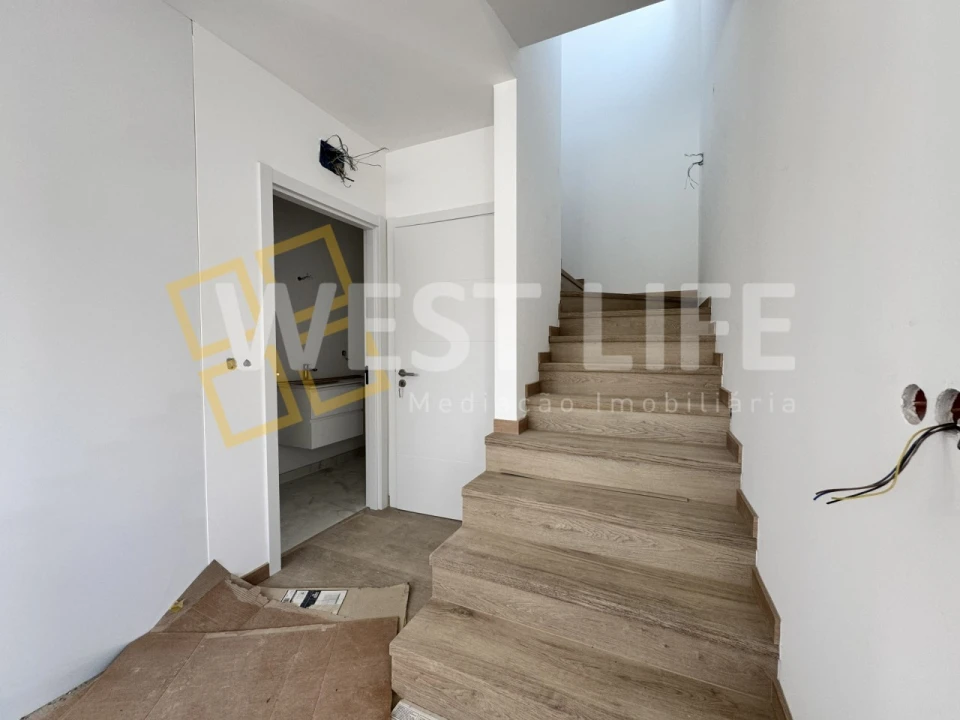 Moradia T3 para Venda em Encarnação Foto 11