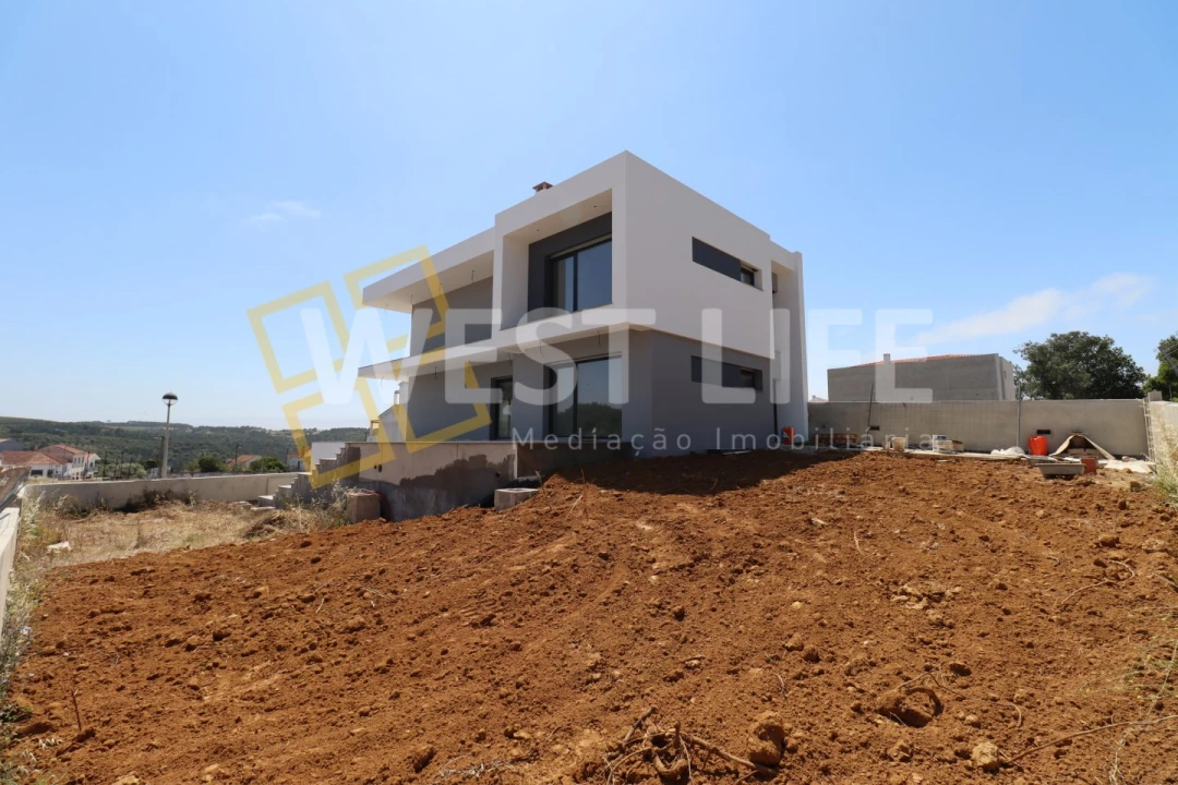 Moradia T4 para Venda em Santo Isidoro Foto 2