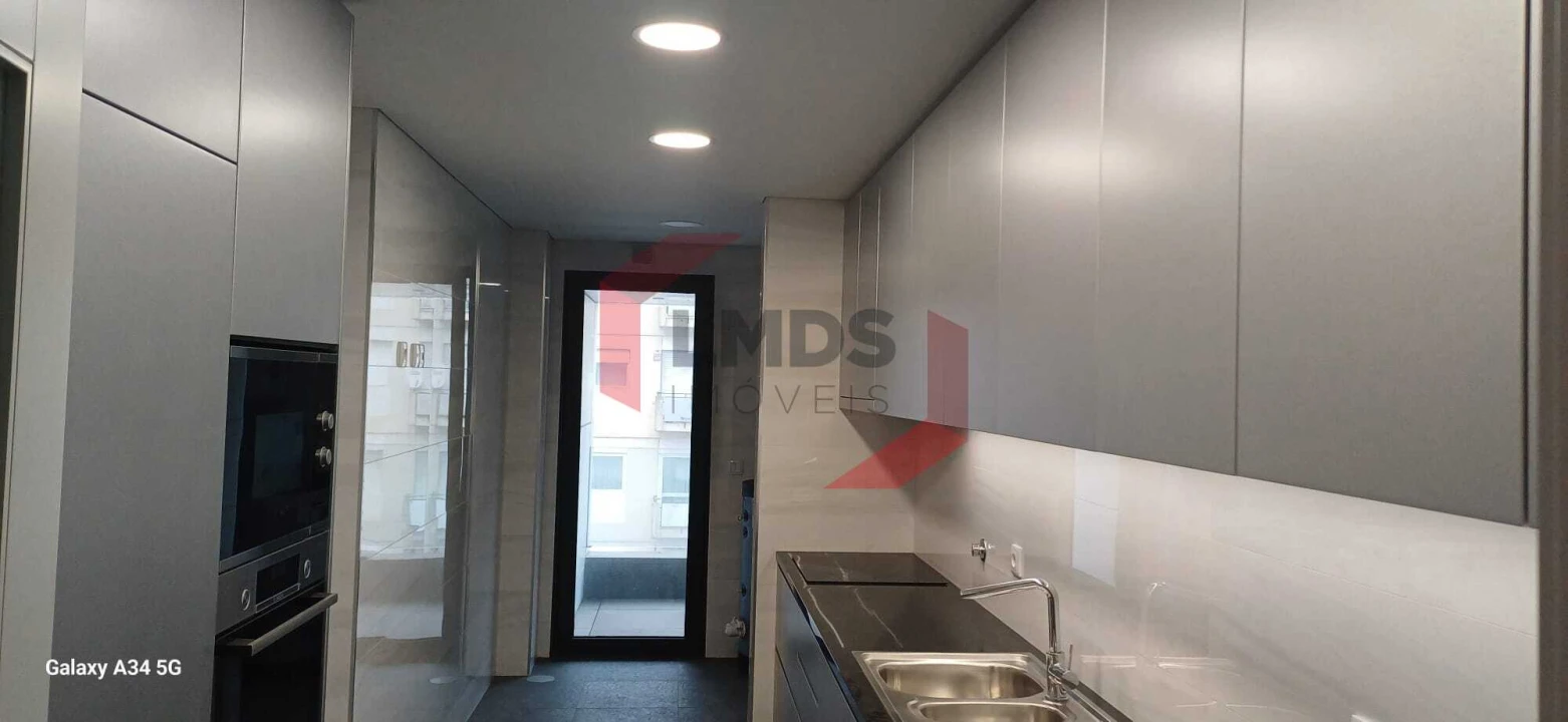 Apartamento T3 para Venda em Cedofeita, Santo Ildefonso, Sé, Miragaia, São Nicolau e Vitória Foto 1