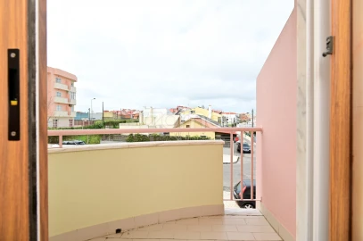 Apartamento T3 para Arrendamento em São Domingos de Rana