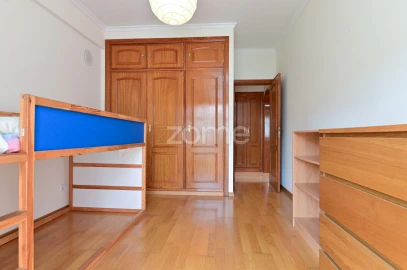 Apartamento T3 para Arrendamento em São Domingos de Rana