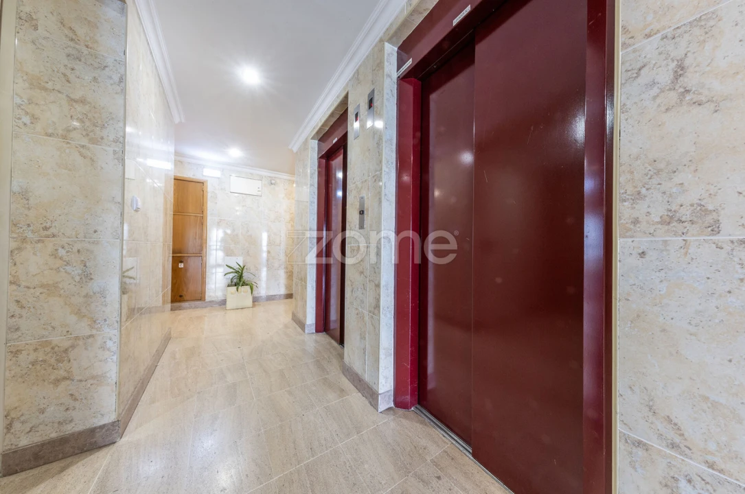 Apartamento T2 para Venda em Carcavelos e Parede Foto 3