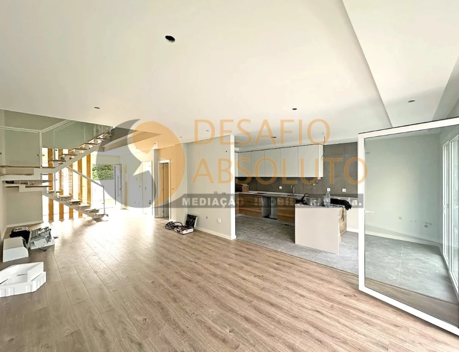 Moradia T4 para Venda em Fernao Ferro Foto 1