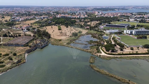 Terreno para Venda em Seixal, Arrentela e Aldeia de Paio Pires