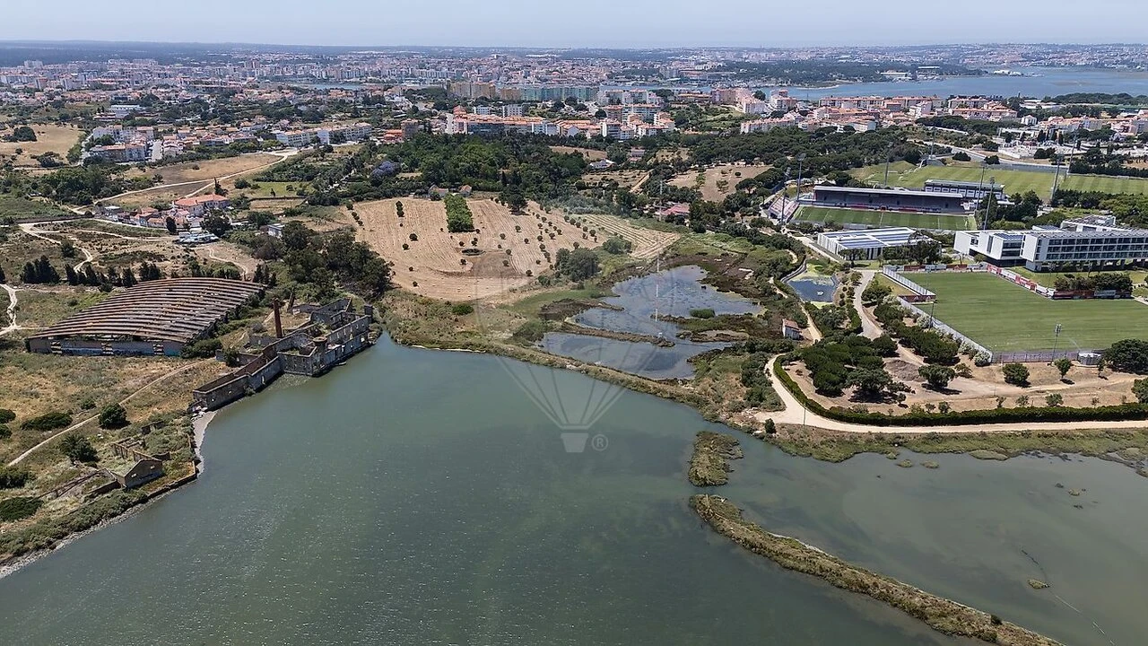 Terreno para Venda em Seixal, Arrentela e Aldeia de Paio Pires Foto 1