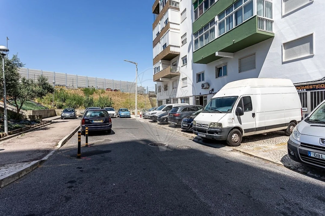 Apartamento T0 para Venda em Pontinha e Famões Foto 21
