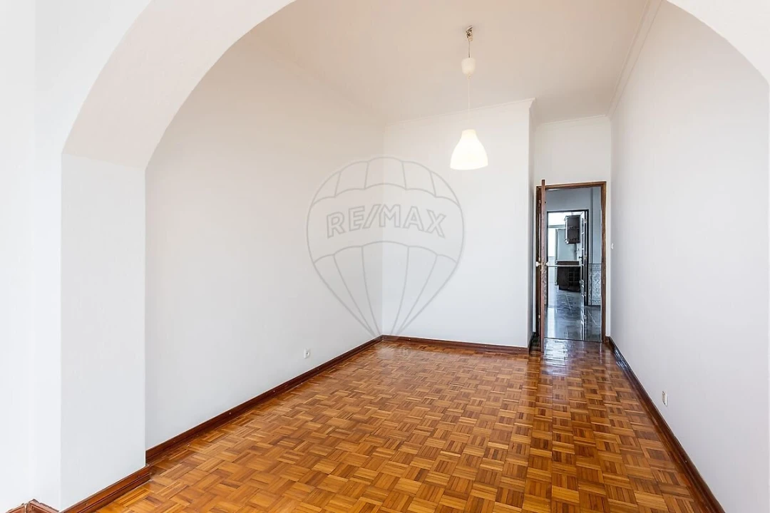 Apartamento T0 para Venda em Pontinha e Famões Foto 11