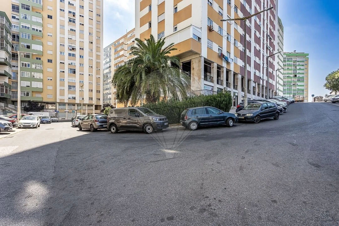 Apartamento T0 para Venda em Pontinha e Famões Foto 20