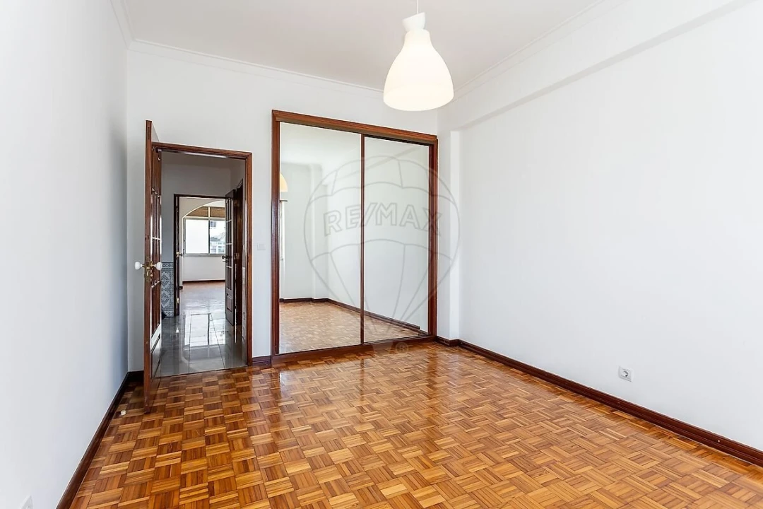 Apartamento T0 para Venda em Pontinha e Famões Foto 9